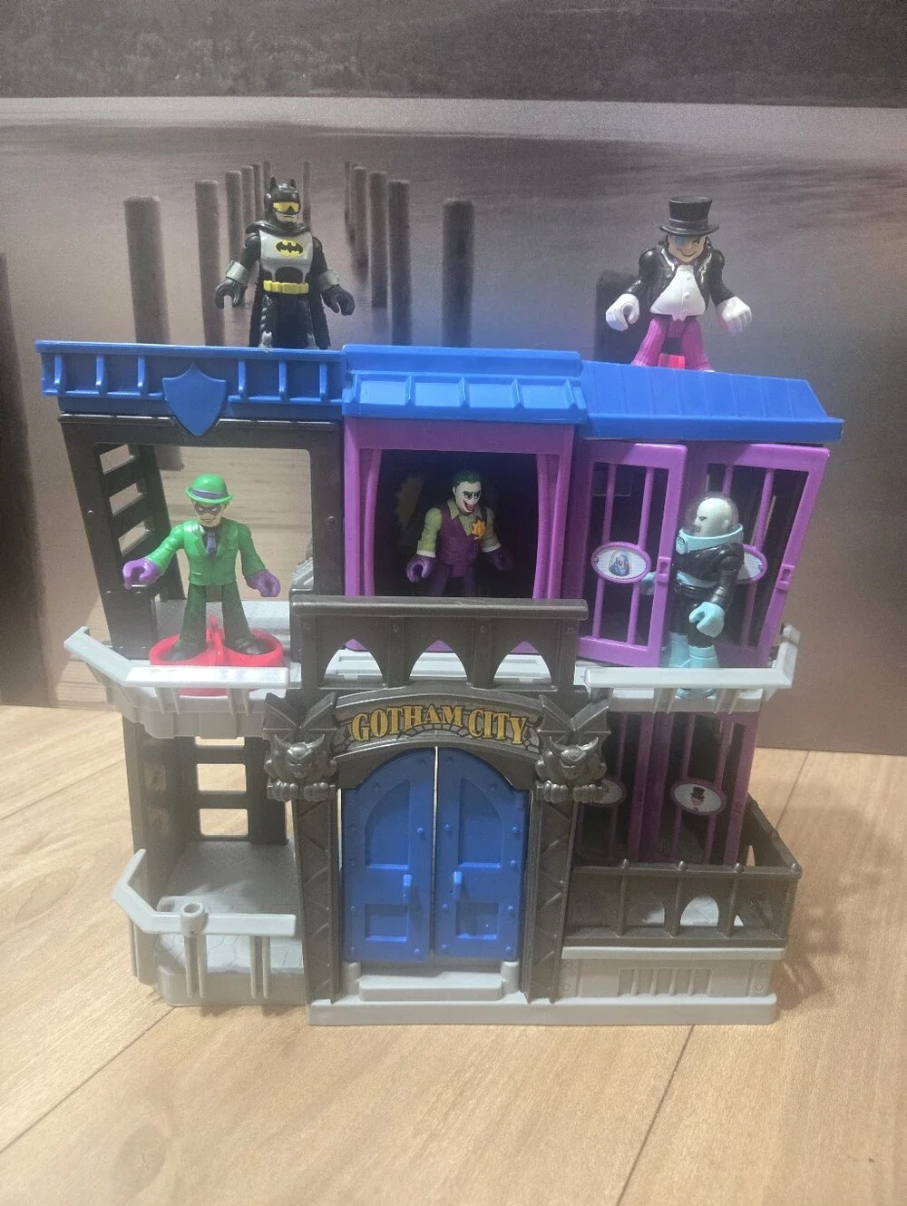 Batman Gotham City Playset Fisher Price Freeze Riddler Penguin Imaginext